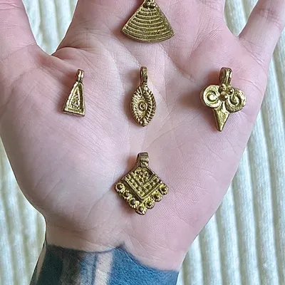 Lot de 5 breloques laiton brut doré – style bohème indien – création bijoux